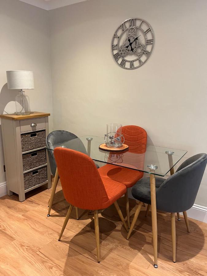 Luxury Refurbished 2 Bedroom Regency Apartment Cheltenham Bagian luar foto